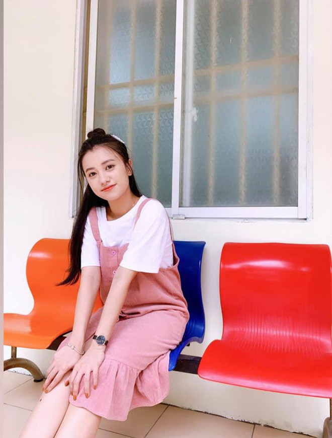 Sau nhiều năm, nhan sắc của "chị ong vàng" không có nhiều sự thay đổi. Dù đã 23 tuổi nhưng cô nàng vẫn trẻ trung, nhí nhảnh như ngày nào.