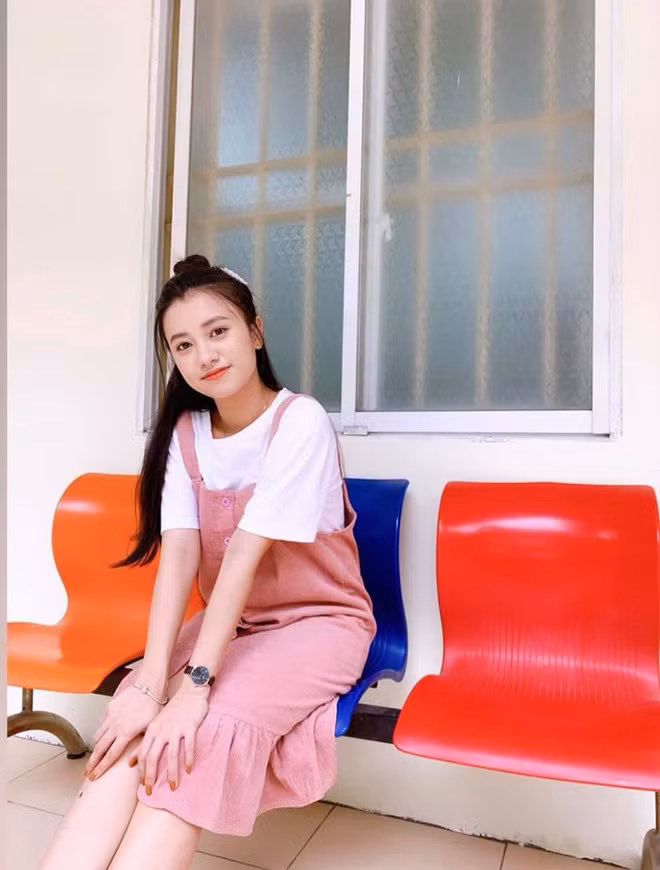 Sau nhiều năm, nhan sắc của "chị ong vàng" không có nhiều sự thay đổi. Dù đã 23 tuổi nhưng cô nàng vẫn trẻ trung, nhí nhảnh như ngày nào.