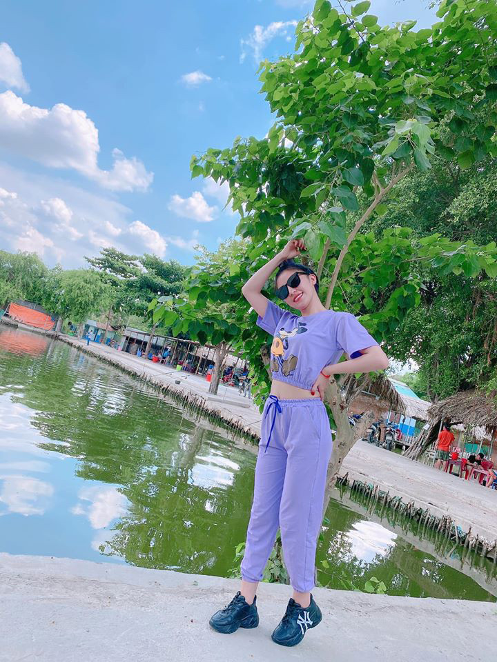 Thậm chí, một số ý kiến còn cho rằng Chi đã qua thẩm mỹ để có được chiếc cằm V-line như hiện tại.