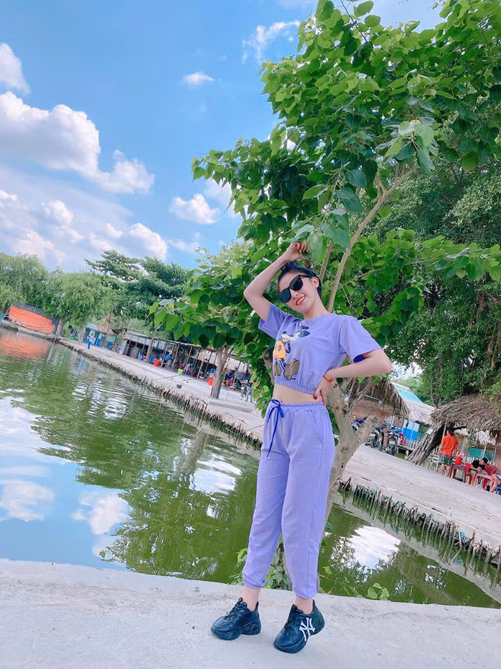 Thậm chí, một số ý kiến còn cho rằng Chi đã qua thẩm mỹ để có được chiếc cằm V-line như hiện tại.