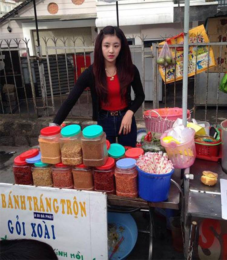 Cách đây 7 năm, hot girl bánh tráng trộn tên Lê Hoài Bảo Chi (28 tuổi đến từ TP. Đà Lạt, Lâm Đồng) từng khiến cư dân mạng xôn xao bởi khuôn mặt xinh như hot girl. Sau đó, những hình ảnh về 9X liên tục được dân mạng tìm kiếm suốt một thời gian dài.