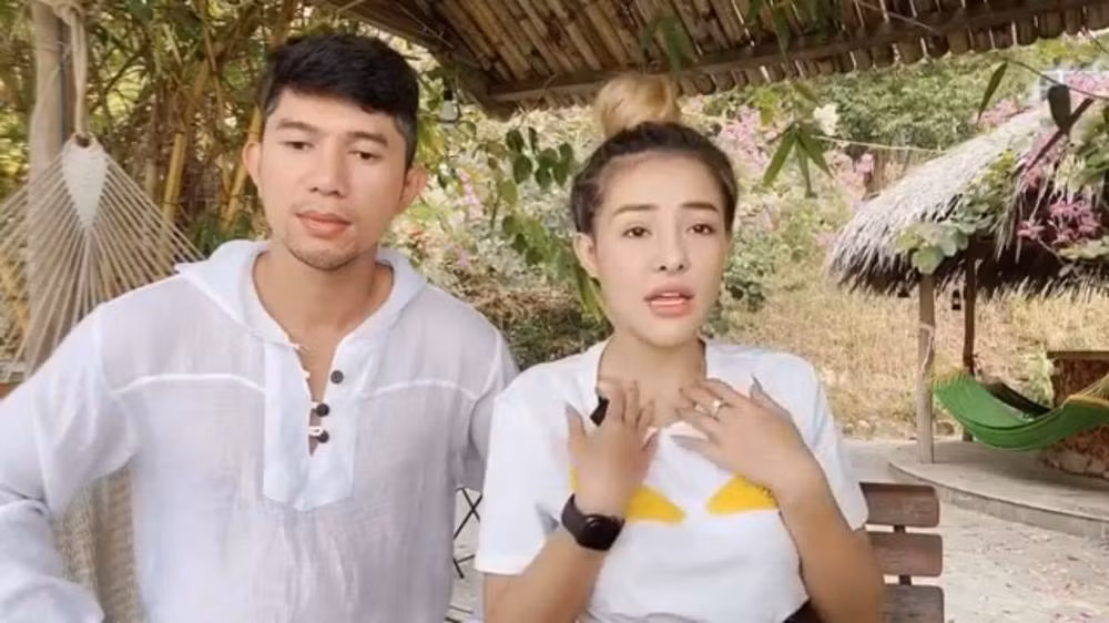 Hot girl Ngân 98 cho biết cô bị trộm điện thoại trong đó có nhiều ảnh và clip nóng cũng như nhận được rất nhiều tin nhắn tống tiền. Tuy nhiên do không đủ 300 triệu tiền chuộc nên những clip của cô bị đăng tải lên mạng xã hội. Cô nàng cũng cho hay quay clip là sở thích riêng của cô và bạn trai.