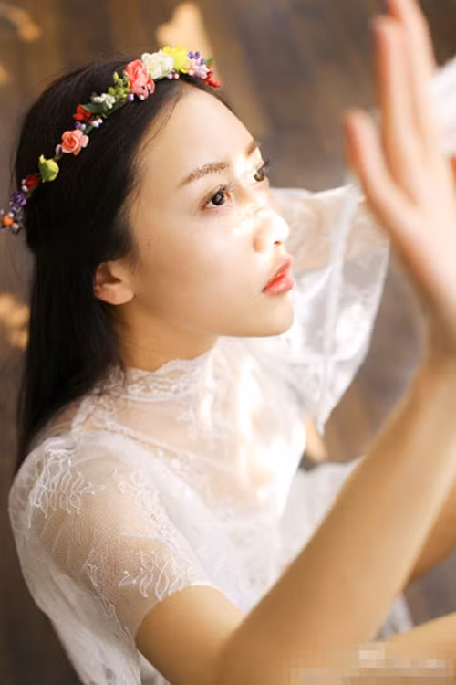 Những hình ảnh của cô giáo hot girl liên tục được các trang báo mạng đăng tải khiến cô ngày càng nổi tiếng, trang cá nhân của Ngữ Nhi cũng tăng liên tục số lượng người theo dõi. Hiện tại, đã có hơn 100.000 người theo dõi trang weibo cá nhân của cô.