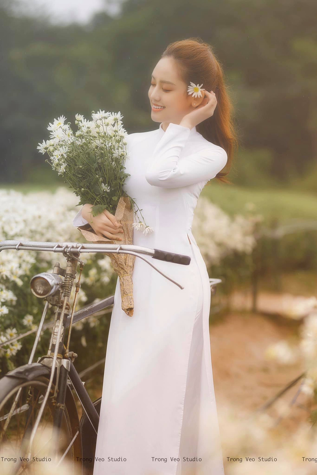 Bộ ảnh cúc hoạ mi của Thuý Vi nhận được rất nhiều lời khen của cộng đồng mạng. Cô nàng trông trẻ trung, dịu dàng phù hợp với lứa tuổi.