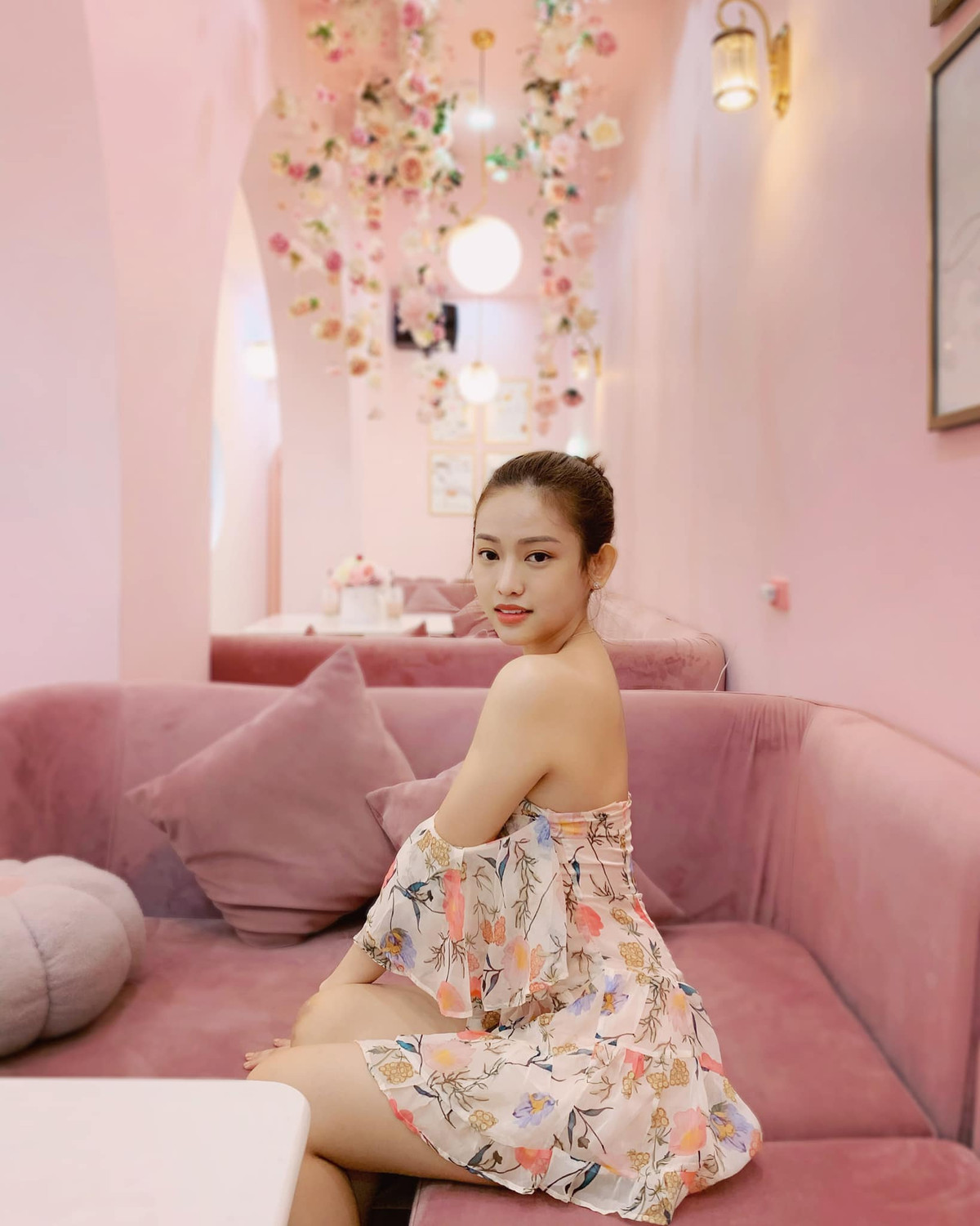 Thuý Vi (SN 1998) được biết với tên gọi khác là hot girl Cà Mau. Sau scandal là người thứ 3 xen giữa cuộc tình giữa thiếu gia Phan Thành và Midu, cô nàng trở nên nổi tiếng.