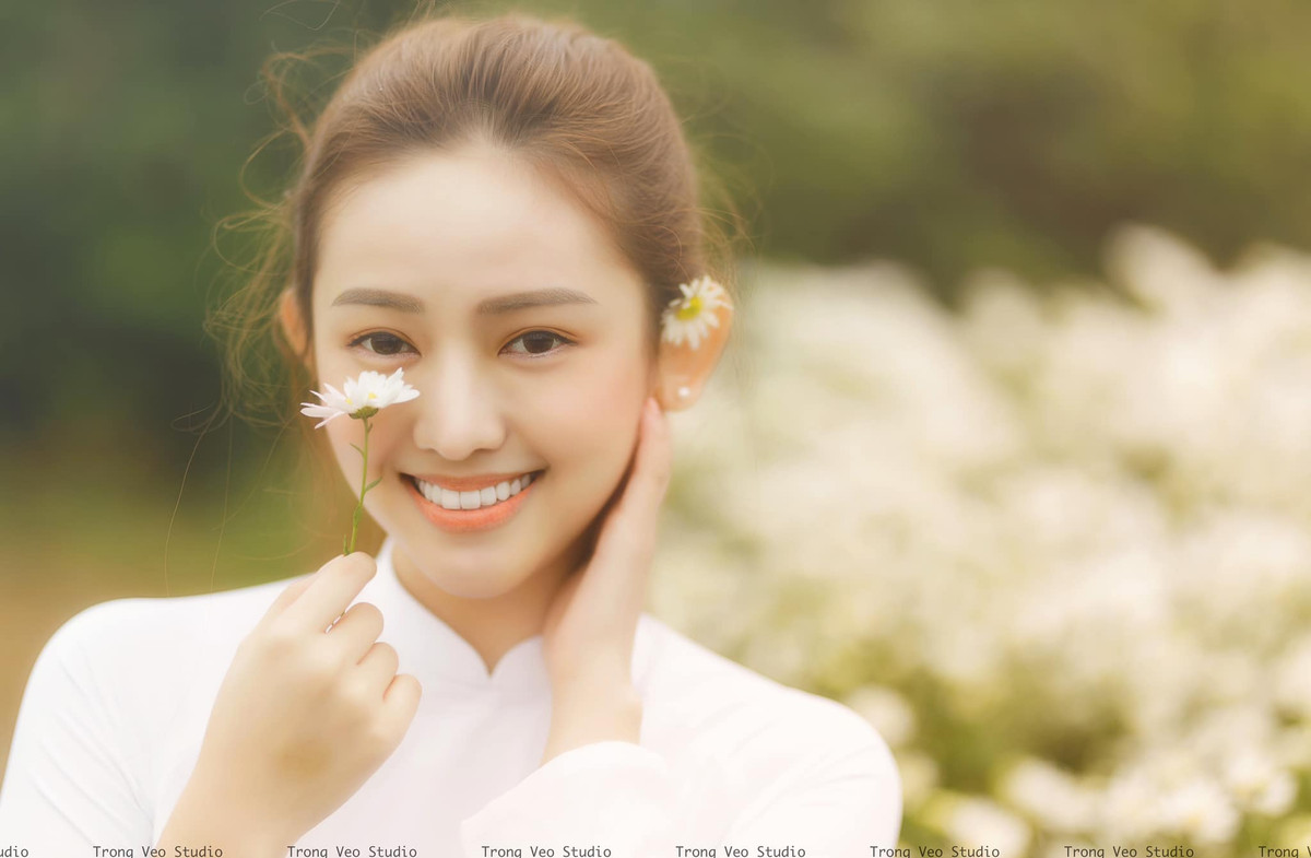 Bên dưới phần bình luận, Thuý Vi cũng chia sẻ hình ảnh hậu trường của buổi chụp hình. Khác xa với vẻ yên bình, tĩnh lặng trên hình, vườn cúc hoạ mi mùa này đông đúc, nhốn nháo người tới chụp ảnh.