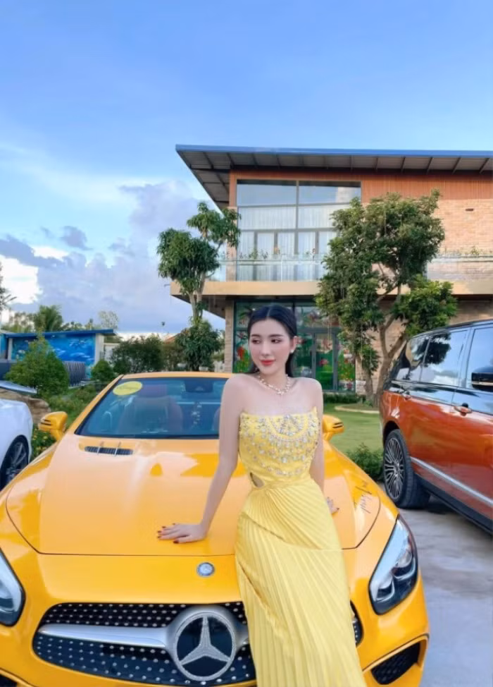 Căn biệt thự của Bích Ngân nằm khá gần trung tâm TP.Cần Thơ, có sân vườn rộng rãi.