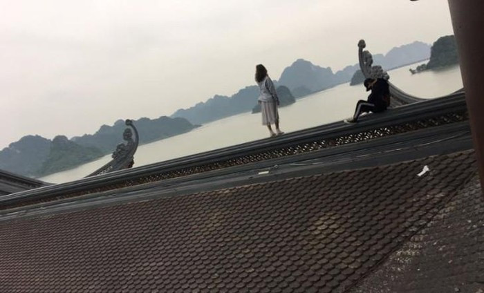 Chùa Tam Chúc là ngôi chùa mới, được coi là ngôi chùa lớn nhất Thế giới vì vậy trong xuân Canh Tý 2020, rất nhiều người đã nô nức kéo tới đây lễ bái, tham quan dù đến 12 tháng Giêng mới khai hội. Do quá đông nên ban quản lý chùa không thể quản lý sát sao dẫn đến hàng loạt các hành động phản cảm, bất chấp để chụp ảnh tại chốn tâm linh.