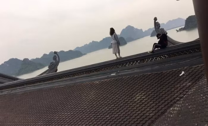 Chùa Tam Chúc là ngôi chùa mới, được coi là ngôi chùa lớn nhất Thế giới vì vậy trong xuân Canh Tý 2020, rất nhiều người đã nô nức kéo tới đây lễ bái, tham quan dù đến 12 tháng Giêng mới khai hội. Do quá đông nên ban quản lý chùa không thể quản lý sát sao dẫn đến hàng loạt các hành động phản cảm, bất chấp để chụp ảnh tại chốn tâm linh.