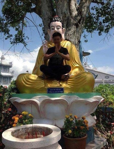 Người đàn ông ngồi hẳn lên tượng Phật để tạo dáng sống ảo từng gây xôn xao mạng xã hội. Có vẻ như mục đích đi chùa của anh này là để "tạo nét" chứ không phải cầu tài lộc, bình an?