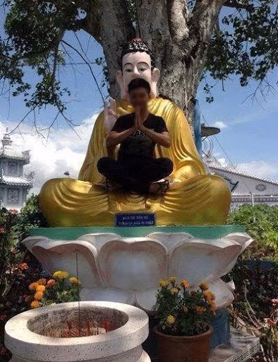 Người đàn ông ngồi hẳn lên tượng Phật để tạo dáng sống ảo từng gây xôn xao mạng xã hội. Có vẻ như mục đích đi chùa của anh này là để "tạo nét" chứ không phải cầu tài lộc, bình an?