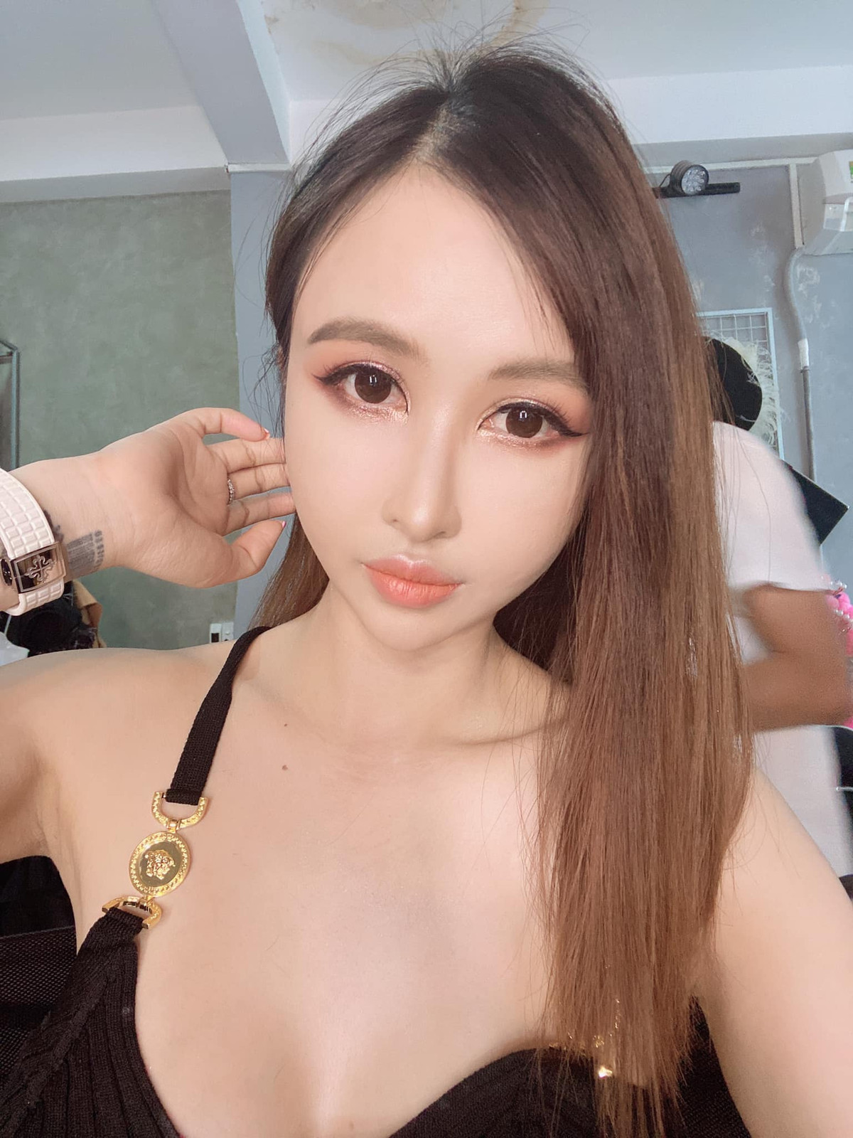 Thế nhưng cũng có ý kiến cho rằng, nhan sắc lạ của vợ Minh Nhựa là kết quả của việc giảm cân, trang điểm và sử dụng các phần mềm chỉnh sửa ảnh quá đà.