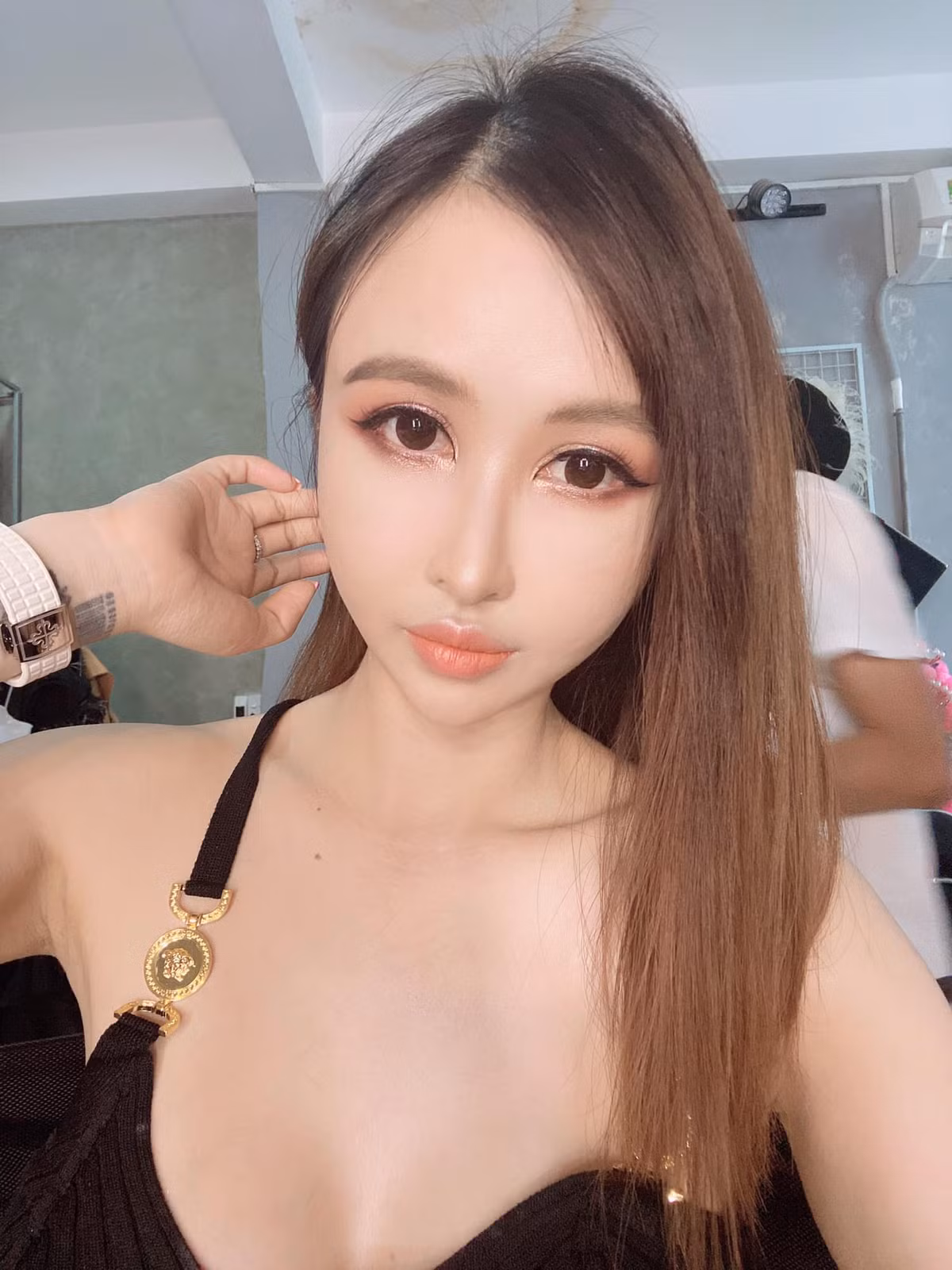 Thế nhưng cũng có ý kiến cho rằng, nhan sắc lạ của vợ Minh Nhựa là kết quả của việc giảm cân, trang điểm và sử dụng các phần mềm chỉnh sửa ảnh quá đà.