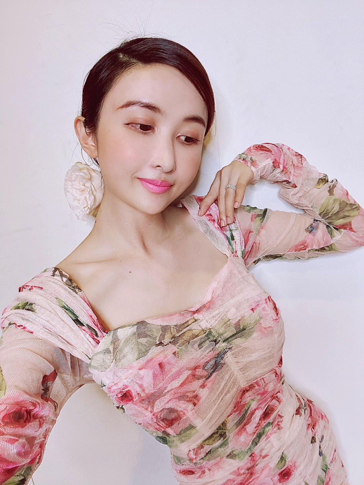 "Ôi càng ngày nhìn càng sợ thế nhỉ. Trước không phải xinh xuất sắc nhưng trông cũng trẻ trung, ưa nhìn cơ mà. Không hiểu nổi gu thẩm mỹ của người giàu nữa", "Nếu mà dao kéo thật thì phẫu thuật quá thất bại luôn, tiền mất tật mang" - Dân mạng bình luận.