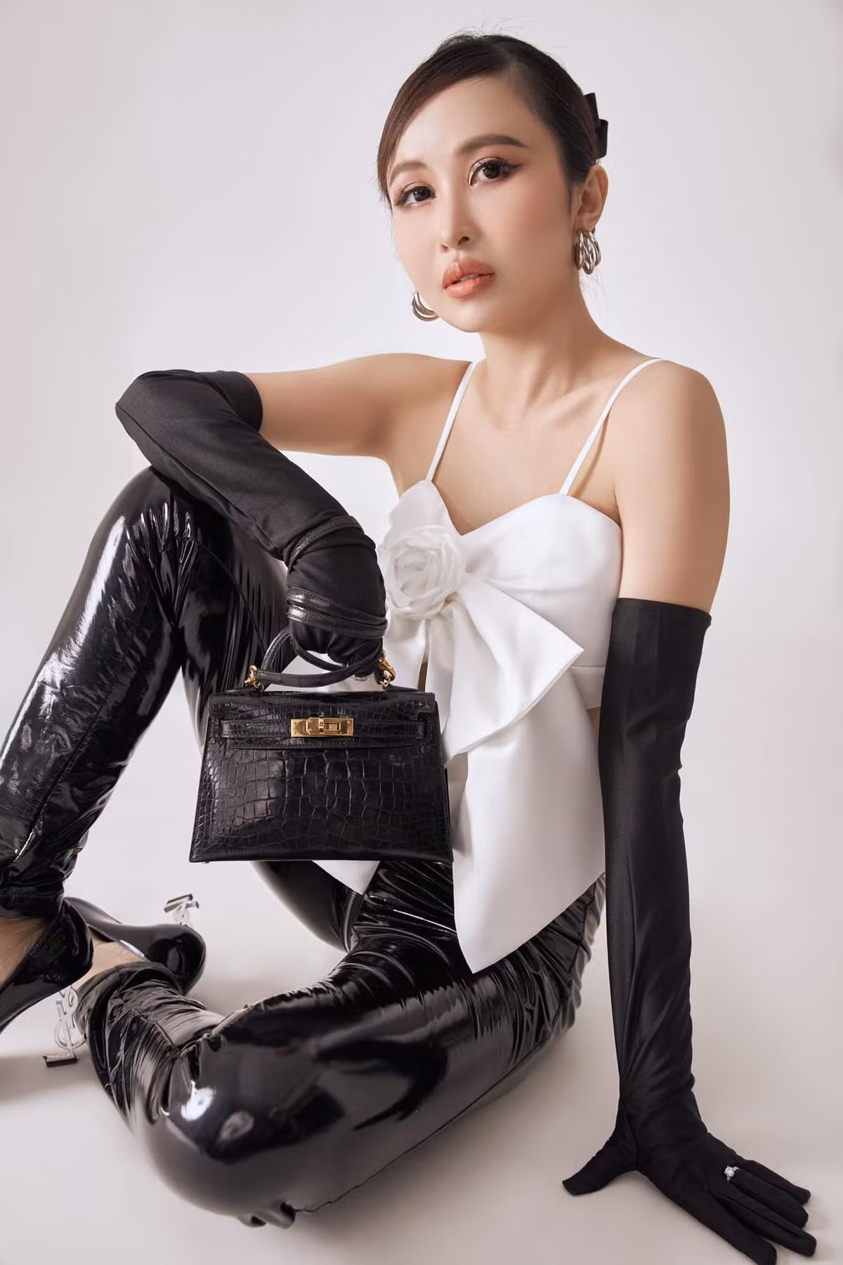 Mối quan hệ của cô và con gái cả của Minh Nhựa nhiều lần trở thành chủ đề bàn tán của dân mạng. Có nhiều tin đồn cho rằng cả hai bằng mặt không bằng lòng với nhau.