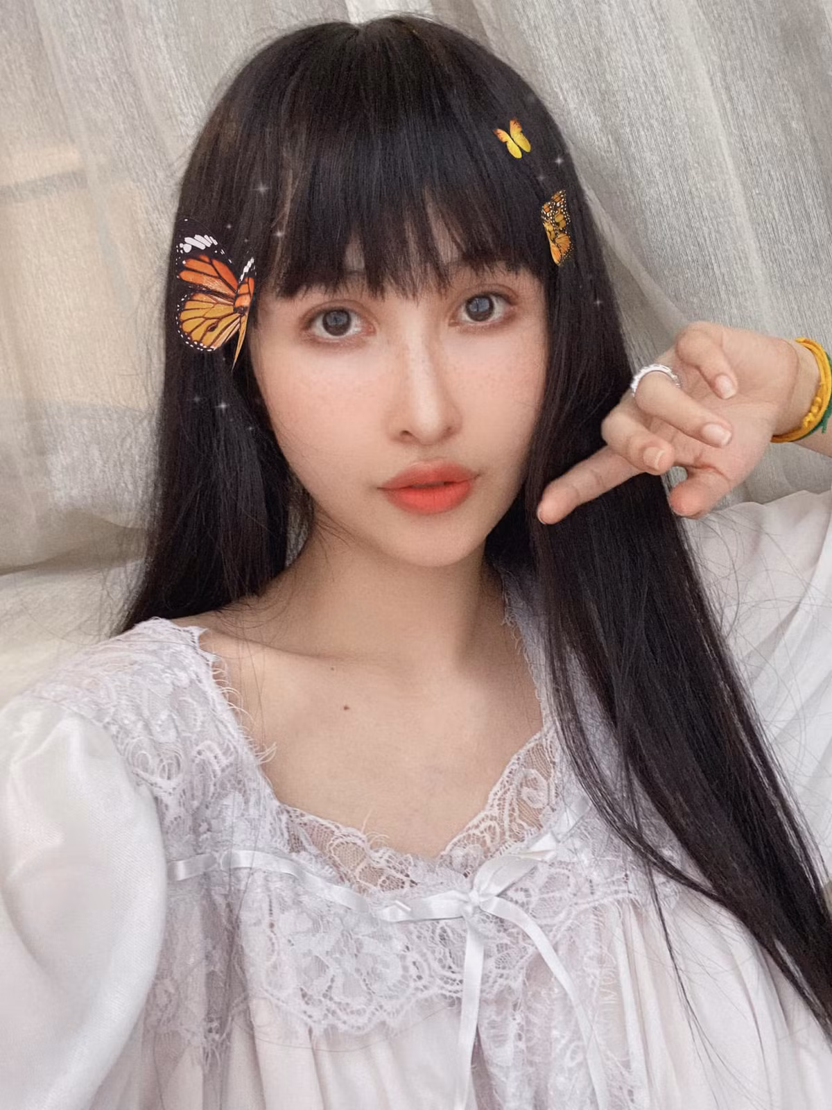 Đôi mắt to một cách bất thường, sống mũi cao thẳng tắp và phần cằm nhọn hoắt của bà xã Minh Nhựa khiến nhiều người liên tưởng đến các "hot girl mặt rắn" của Trung Quốc.