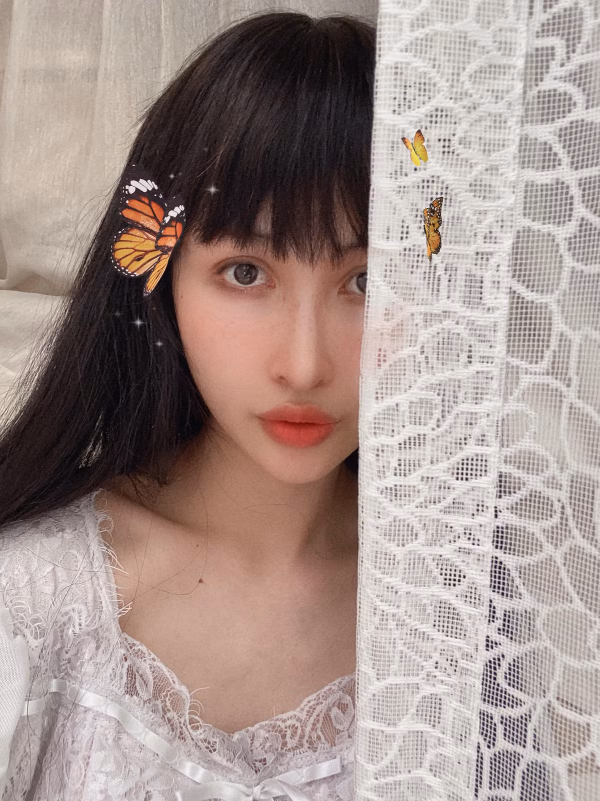 Thời gian gần đây, vợ hai Minh Nhựa là Mina Phạm nhiều lần khiến cộng đồng mạng phải hết hồn vì những bức ảnh selfie của bản thân. Nhan sắc của cô trông kỳ lạ, thô cứng khác hẳn trước kia.