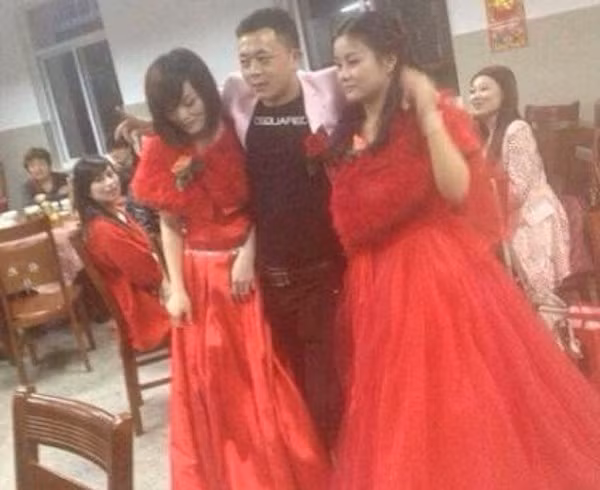 Trong đám cưới này, chú rể ôm liền 2 cô gái mặc váy cưới màu đỏ và lần lượt hôn từng người. Cả ba còn cùng nhau rót trà mời khách và thực hiện tất cả các nghi lễ truyền thống.