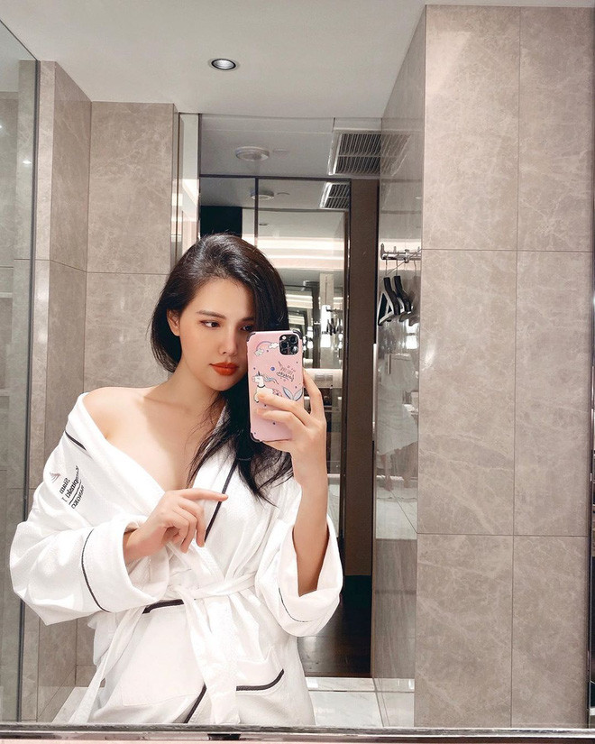 Bên dưới phần bình luận, bạn bè, người hâm mộ của diễn viên Phanh Lee tỏ ra vô cùng bất ngờ trước thông tin này. Trong khi MC Thu Hoài bình luận "Kinh" thì hậu vệ Đoàn Văn Hậu tỏ thái độ nghi ngờ "Điêu".