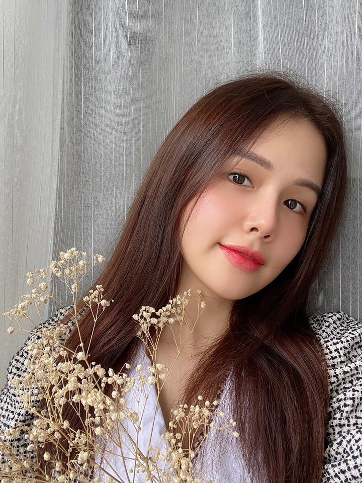 Xuất thân là một hot girl nhưng hiện tại Phanh Lee được biết đến với vai trò diễn viên. Cô nàng được đánh giá là có khả năng diễn xuất tốt, tự nhiên.