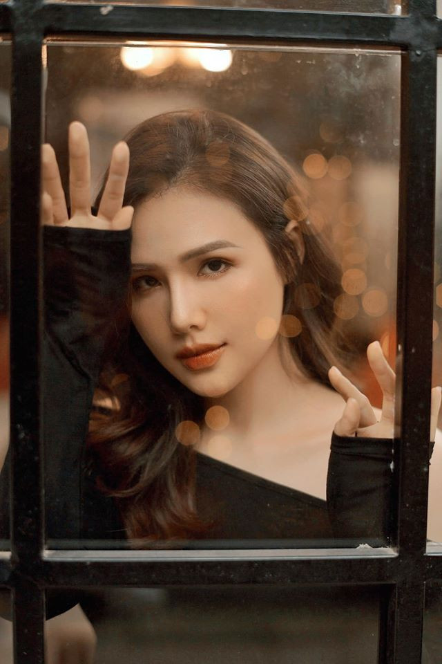 Nữ diễn viên sở hữu ngoại hình cực kỳ xinh đẹp, với sống mũi cao, khuôn miệng rộng và đôi mẳt sâu cực kỳ Tây.