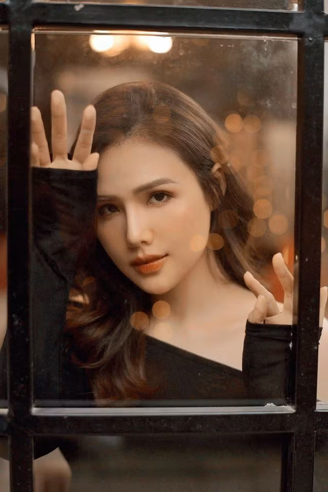 Nữ diễn viên sở hữu ngoại hình cực kỳ xinh đẹp, với sống mũi cao, khuôn miệng rộng và đôi mẳt sâu cực kỳ Tây.