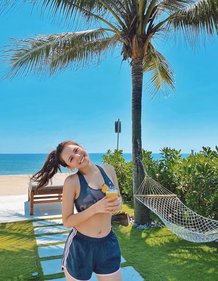 Phanh Lee và MC Thu Hoài của đài truyền hình K+ là đôi bạn thân thiết đến mức từng bị đồn là yêu nhau. Hai cô nàng đều tuổi ngựa.