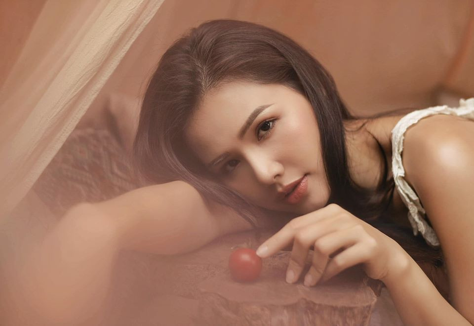 Sở hữu thân hình chuẩn như người mẫu, Phanh Lee tự tin diện trang phục gợi cảm, thực hiện nhiều bộ ảnh quyến rũ.