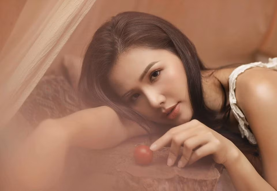 Sở hữu thân hình chuẩn như người mẫu, Phanh Lee tự tin diện trang phục gợi cảm, thực hiện nhiều bộ ảnh quyến rũ.