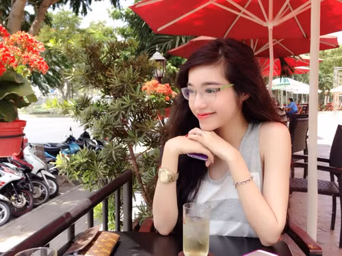  Elly Trần: Trần nổi tiếng nhờ thân hình nóng bỏng, với số đo vòng 1 ngoại cỡ, cô từng xuất hiện trên nhiều tạp chí ở Hàn Quốc, Malaysia, Thái Lan... Elly được ví có vẻ đẹp quyến rũ như cô nàng MC gợi cảm nổi tiếng Trung Quốc là Dao Dao.