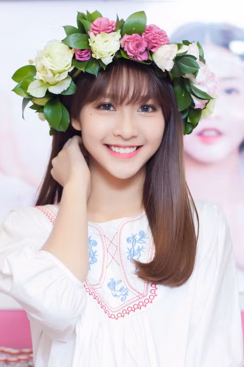 Trang báo Hàn Quốc còn so sánh Khả Ngân với người đẹp thành danh Lee Si Young của Hàn Quốc, cũng vừa là một diễn viên vừa là một boxing girl tên tuổi. 