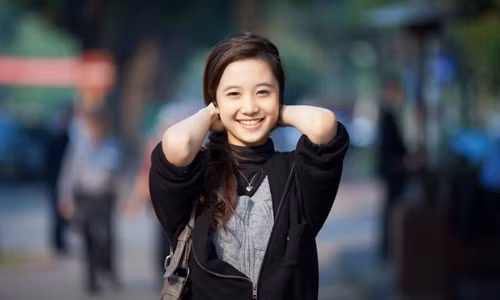 Jun Vũ. Jun Vũ, một hot girl người Việt nổi danh tại đất nước Thái Lan, được mệnh danh là "cô bé trà sữa Việt" với nụ cười thiên thần. Cô đã tham gia đóng vai nữ chính trong MV ca nhạc “Just a friend”, MV gây sốt cộng đồng mạng Thái Lan.