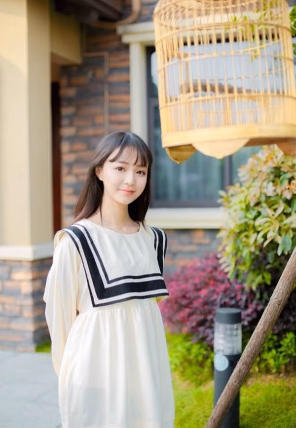 Trác Mã đang theo học tại Đại học Tam Hiệp, với tính cách vui vẻ, rộng rãi của mình cô nàng rất được lòng bạn bè.