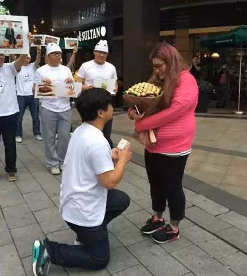 Một ngày ba bữa, bên cạnh đó còn có thêm một bữa ăn nhẹ, anh chàng này sẽ đem những món ăn ngon mà bạn gái mình thích đến cho cô, để cô béo lên, xấu đi, sẽ không có ai để ý đến bạn gái mình nữa. Cuối cùng khi cô đã béo, xấu đi trông thấy, chàng trai quyết định ngỏ lời cầu hôn với cô.