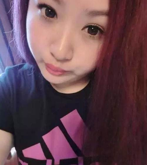 Anh chàng này e ngại rằng cô bạn gái xinh đẹp sẽ bỏ anh ta, hoặc bị những chàng đẹp trai, tài giỏi hơn thu hút nên đã liên tục vỗ béo người yêu mình. Từ 50kg, cô gái đã tăng lên đến 90kg sau khi được bạn trai tẩm bổ. Trong hình là cô gái trước khi béo lên.