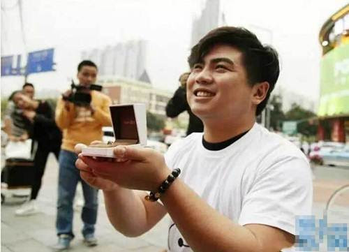 Câu chuyện tình yêu của cặp đôi này khi được đăng tải trên các trang mạng đã gây ra nhiều phản ứng trái chiều. Một số người chúc phúc cho cặp đôi, ngưỡng mộ tình yêu của chàng trai dành cho cô gái. Ngược lại, một số người lại cho rằng chàng trai quá ích kỷ, việc vỗ béo có thể làm hại cho sức khỏe của bạn gái anh ta.