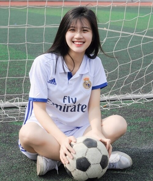 Linh Chi còn khiến nhiều người phải ngưỡng mộ khi thành thạo cả hai ngoại ngữ bao gồm tiếng Anh và tiếng Trung.