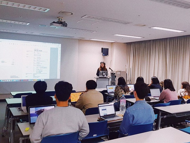 Hậu giảm cân, nữ giáo viên tự hào khoe vóc dáng gợi cảm, vòng eo phẳng đầy săn chắc. "Điều hạnh phúc nhất là tôi có thể diện những trang phục bó sát, những chiếc váy nhỏ xinh mà bấy lâu vẫn ao ước. Tôi tự tin khi nhìn thấy mình trong gương", cô chia sẻ.