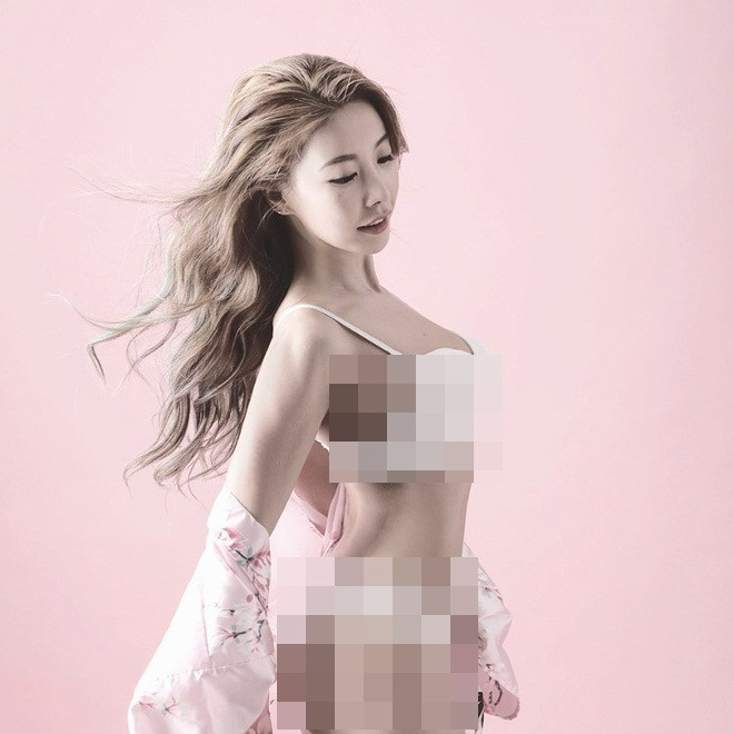 Hot girl Hàn Quốc chia sẻ thời điểm cô nặng nhất là 74 kg. Khi đó, vóc dáng có phần thô kệch khiến cô kém tự tin, ngại ngùng khi giao tiếp và khi đứng trên bục giảng. Những năm đầu đi làm, cô thường xuyên tham gia các buổi tiệc tùng với bạn bè. Việc ăn uống vô độ làm cân nặng nhảy vọt không kiểm soát.