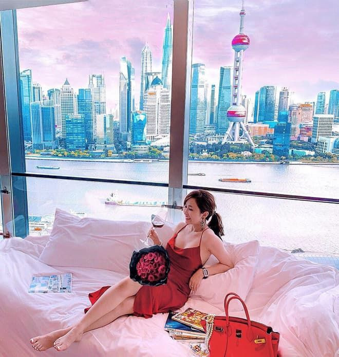 Mina Phạm - vợ hai Minh Nhựa liên tục khiến CĐM xôn xao từ khâu chuẩn bị trước đám cưới con gái riêng của chồng cho tới khi diễn ra tiệc cưới.