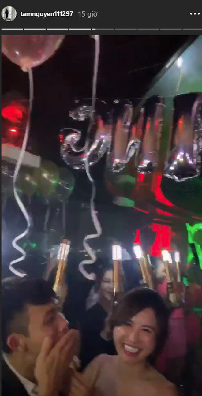 Nhưng chỉ vài tiếng sau khi đám cưới kết thúc, CĐM bắt gặp Mina lên bar "quẩy" cùng chồng sau tiệc chính ở trung tâm tiệc cưới.