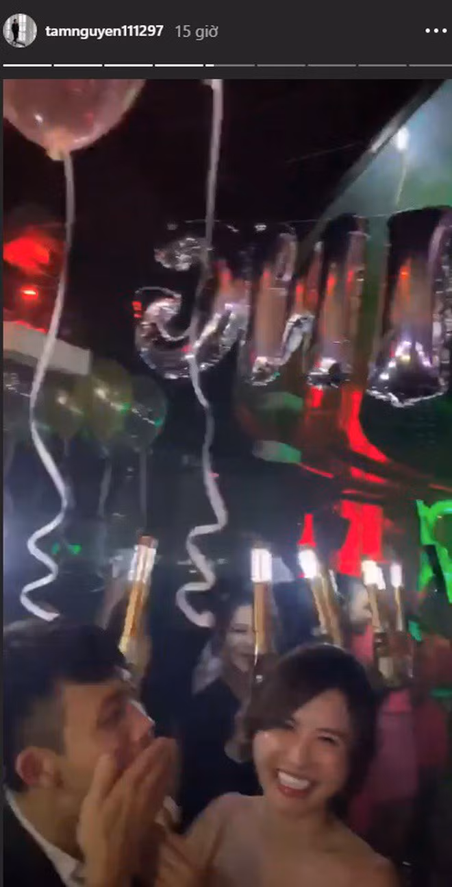 Nhưng chỉ vài tiếng sau khi đám cưới kết thúc, CĐM bắt gặp Mina lên bar "quẩy" cùng chồng sau tiệc chính ở trung tâm tiệc cưới.