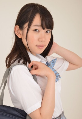 Yura Kano ở hữu gương mặt ngây thơ như những nữ sinh trung học.