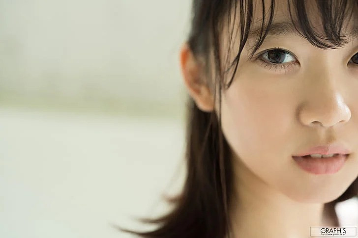 Đôi mắt to tròn, bờ môi căng mọng cùng nét mặt đáng yêu là điểm mạnh của nữ diễn viên.