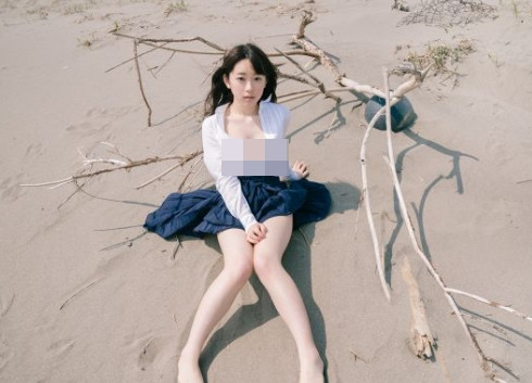 Cô nàng có chiều cao 156 cm, chỉ số 3 vòng là 84 - 55 - 86 cm, thân hình nhỏ bé khiến nhiều chàng trai muốn che chở.