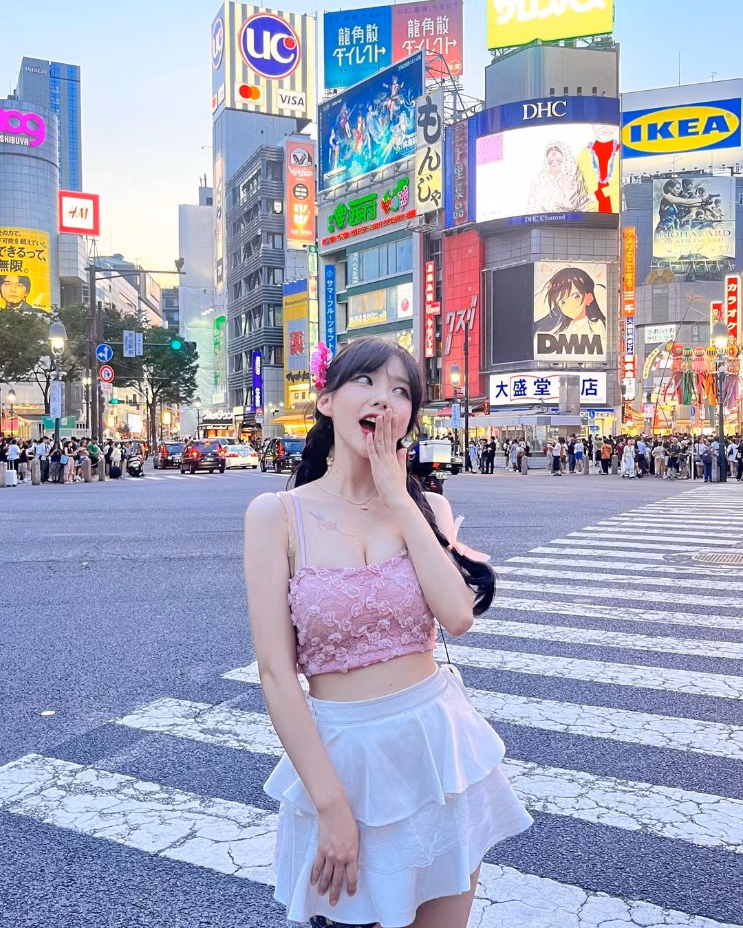 Có lẽ do đã nhảy quá sung mà vòng một của cô nàng rung lắc dữ dội trên sóng, thậm chí còn để lộ một phần nội y khi thực hiện hành động này.