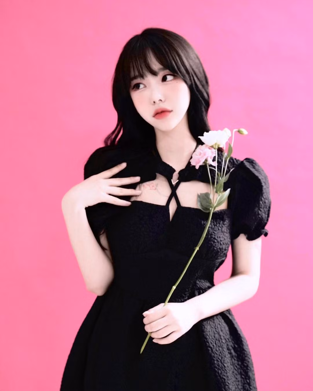 Trước đó, cô nàng từng thực hiện nội dung nấu ăn trong lần đầu tiên livestream ở trên nền tảng Twitch. Sau khi ChuJeong đã chuẩn bị xong nồi nước và đang trong thời gian đợi sôi thì cô nàng đã thực hiện nhiều điệu nhảy nóng bỏng để khuấy động tăng bầu không khí.