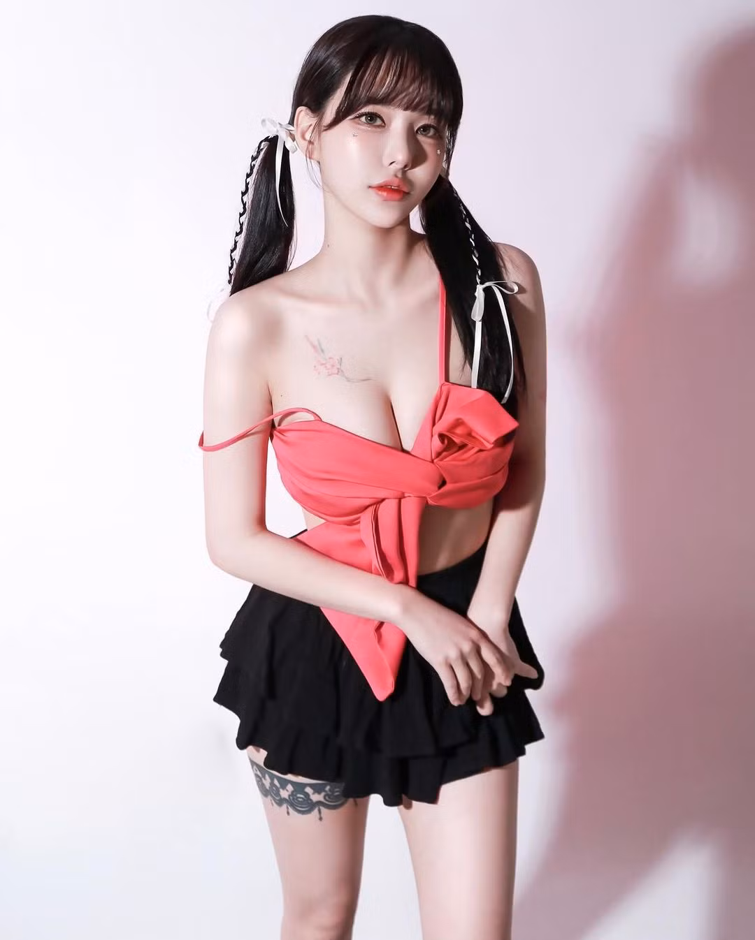 Cụ thể, vào một buổi phát song trực tiếp, ChuJeong diện bộ quần áo không thể gợi cảm hơn và tuyên bố rằng mình sẽ thực hiện thử thách với điệu nhảy Zero Two. Cô nàng không ngừng thực hiện các động tác gợi cảm, thậm chí còn lợi dụng việc khá mệt khi phải nhảy để rên rỉ, than thở theo cách gợi cảm nhất để thu hút người xem.