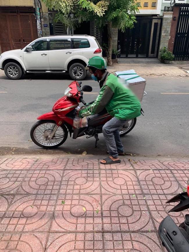 "...Mình đưa 100k thì thấy anh lục hết túi rồi quay ra nói với mình: '"m không có đủ tiền thối, còn có 20 nghìn nãy tiền em lấy mua trà sữa hết rồi". Nghe câu đó mình suýt khóc luôn, vì thực sự nhìn anh rất tội. Mình mới kêu, thôi anh đưa em hết 5 ly luôn đi rồi quay vô tiệm lấy tiền. Anh lật đật lấy trà sữa mang vô tiệm cho mình còn cứ 'em cảm ơn chị'. Nhìn ảnh cũng lớn tuổi hơn mình nhiều nhưng cứ 1 câu em cảm ơn, 2 câu em cảm ơn" - Người chia sẻ câu chuyện viết.