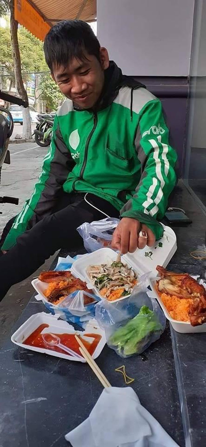 Không biết làm thế nào với món hàng bị bùng, nhiều shipper đã phải ngậm ngùi ăn luôn đồ ăn đó dù giá trị bằng cả một ngày làm việc cật lực.